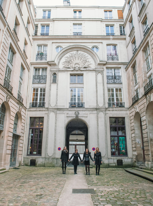 Séance famille, la mère et ses 3 filles, photo extérieure, Île st Louis, Paris